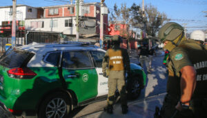 Carabineros fueron baleados y un delincuente murió durante enfrentamiento en La Florida