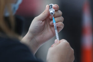 Vacuna dupla: estos son los puntos de inoculación para la influenza + COVID-19
