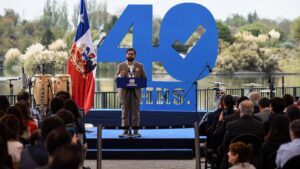 Felicitando a las ministras y acuerdo con la oposición: Boric promulga ley de 40 horas