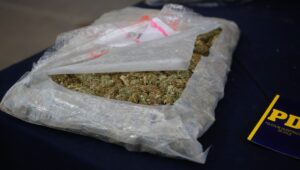 Ex funcionario PDI evadió control y chocó: tenía más de 100 kilos de droga