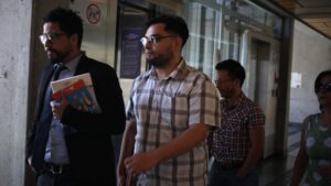 Profesor imputado por romper torniquete fue detenido por rayar fachada de la iglesia San Francisco
