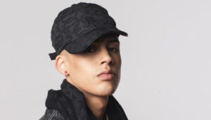 Cris MJ declara ante Fiscalía y aclara que arma exhibida era falsa