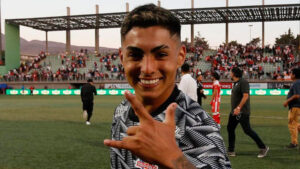 Víctima de agresiones va al Monumental a exigir sanciones de Colo Colo contra Jordhy Thompson