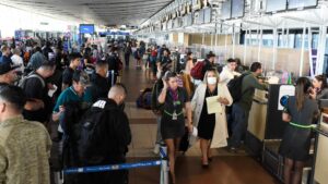 Las medidas que tomará el Aeropuerto de Santiago tras la controversial carta de Don Francisco