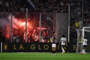 Colo Colo arriesga la localía contra Boca Juniors y el plantel se lanza contra los hinchas de las bengalas