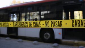 Qué se conoce de la balacera ocurrida al interior de una micro en Estación Central: un joven resultó herido
