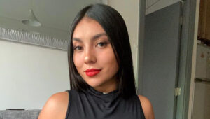 Ex carabinera que vende contenido para adultos denuncia acoso de funcionarios policiales