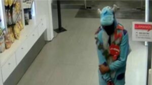 Sujeto se disfrazó de dinosaurio para asaltar un servicentro en Chañaral