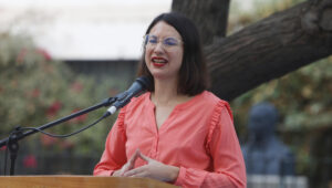 Sierra Bella: acusan que Irací Hassler sí tenía teléfono institucional y no lo entregó a la PDI