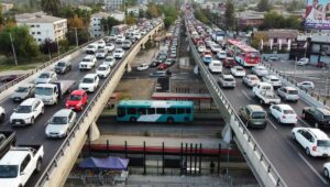 Cómo el aumento del parque vehicular chileno pone en riesgo la movilidad urbana