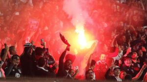 Cierre de tribunas y millonaria multa: las sanciones de la Conmebol a Colo Colo