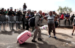 Venezuela promete aviones y exige respetar los derechos humanos de los inmigrantes en la frontera