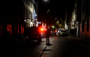 Niños maniatados y un chofer que arrasó con tres postes antes de fugarse marcaron la violenta noche