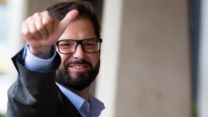 El viralizado video del presidente Gabriel Boric atascado en un tobogán de Punta Arenas