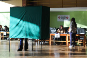 Muere vocal de mesa tras descompensarse en centro de votación en La Araucanía