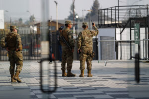 Votante intentó quitarle un fusil a funcionario del Ejército y fue detenida
