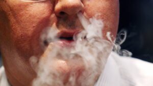 ¿Es fumar?: el debate que generó el proyecto que regula los vaporizadores con y sin nicotina