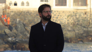 Municipio de Punta Arenas arreglará tobogán donde se atascó el presidente Boric