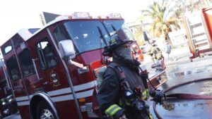 Incendio afectó a lavandería en Recoleta y se propagó a ocho casas
