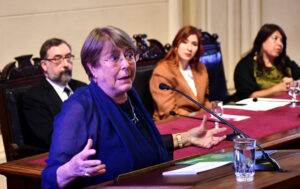 Michelle Bachelet hizo un llamado a quienes pifiaron contra el proceso constituyente en pleno conversatorio