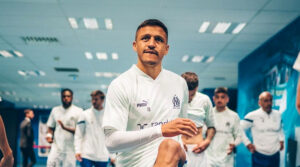 Alexis Sánchez pone en alerta a la prensa francesa con rumor que involucra a Inglaterra y una lesión
