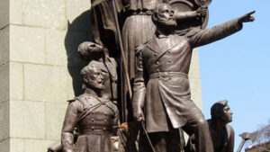 Roban espada del monumento a Arturo Prat frente al Mercado Central de Santiago