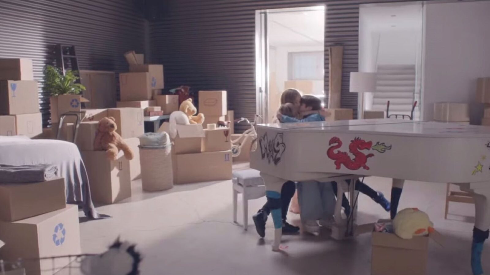 Shakira canta con Sasha y Milán