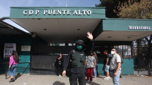 Cinco personas detenidas: Carabineros impidió el ingreso de municiones y droga a la cárcel de Puente Alto