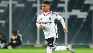 Jordhy Thompson volvió a jugar en Colo Colo tras ser formalizado por violencia intrafamiliar