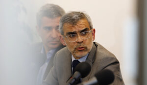 Ministro Cordero ataca la 