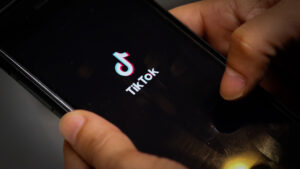 Montana prohíbe el uso de TikTok y sus usuarios reaccionan furiosos