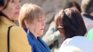 VIDEO - El fraterno abrazo de Michelle Bachelet y Paulina Urrutia en velorio de Augusto Góngora