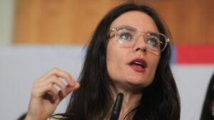 Gobierno apunta contra las isapres e insisten: 