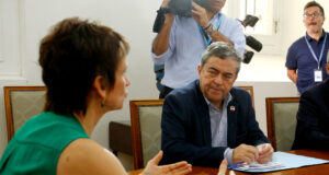 Presidente del Senado enfrenta a Carolina Tohá por 