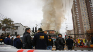 FOTOS - Bomberos trabaja para sofocar incendio que afecta a cuartel de la PDI en San Miguel