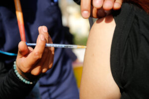 ¿Quiénes deben recibir la vacuna bivalente?