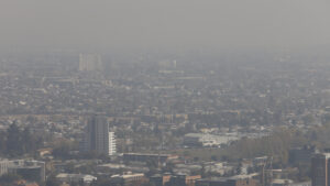 Decretan Alerta Ambiental en la RM: qué vehículos tienen restricción vehicular