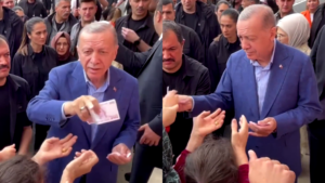 VIDEO - Elecciones en Turquía: Erdogan repartió dinero afuera del local de votación