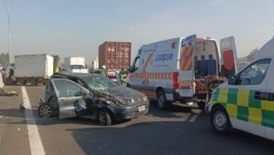 Colisión múltiple en Ruta 78 involucra a 13 vehículos menores