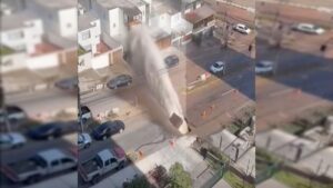VIDEOS - Alertan posibles socavones: rotura de matriz provocó daños en viviendas de Iquique