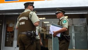 Delincuentes acceden a bóveda de BancoEstado en Peñalolén y huyen con millonario botín