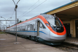 Gabriel Boric da a conocer tres nuevos servicios de trenes entre el Maule y Los Lagos