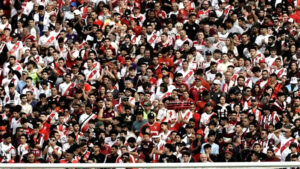 Hincha de River Plate murió en pleno partido tras caer de una tribuna del Estadio Más Monumental