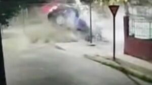 Persecución policial terminó en violento choque con un poste: una persona detenida y dos se dieron a la fuga