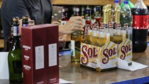Botillerías denuncian agresiones por pedir carnet para comprar alcohol: 
