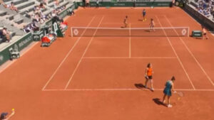 VIDEO - El pelotazo que provocó la descalificación de dos tenistas en Roland Garros
