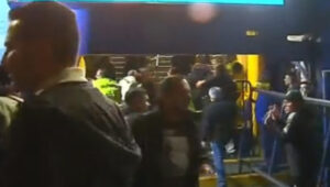 VIDEOS - La caótica llegada de los hinchas de Colo Colo a La Bombonera