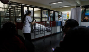 Hospitales de campaña y recurrir al sector privado: las medidas que exigen al Gobierno por crisis que derivó en la primera muerte de una bebé