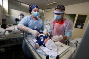 Ante el alza de virus respiratorios: cuidados esenciales para los recién nacidos durante el invierno 