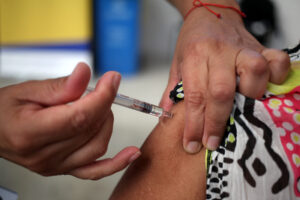 ¿Dónde vacunan los sábados?: revisa los centros de inoculación contra la Influenza y el COVID-19 en la RM